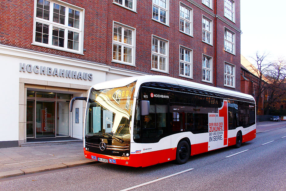 Die Bushaltestelle Jakobikirchhof in Hamburg mit einem Elektrobus
