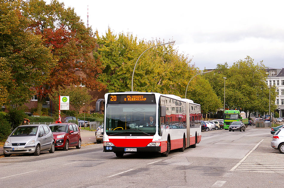 Ein Hochbahn-Bus an der Haltestelle Kleine Marienstraße