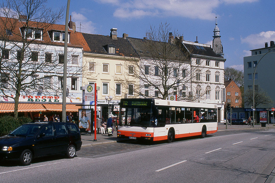 Ein Hochbahn-Bus von MAN an der Haltestelle Große Bergstraße