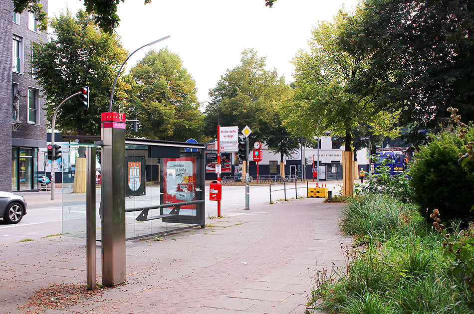 Die Bushaltestelle Schützenstraße (Süd) am Bahnhof Ottensen der Hamburger S-Bahn