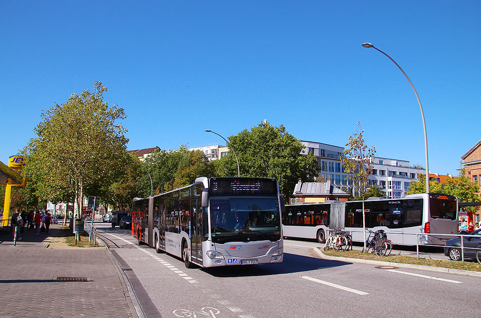 Zwei VHH Busse an der Haltestelle U-Bahn Feldstraße in Hamburg