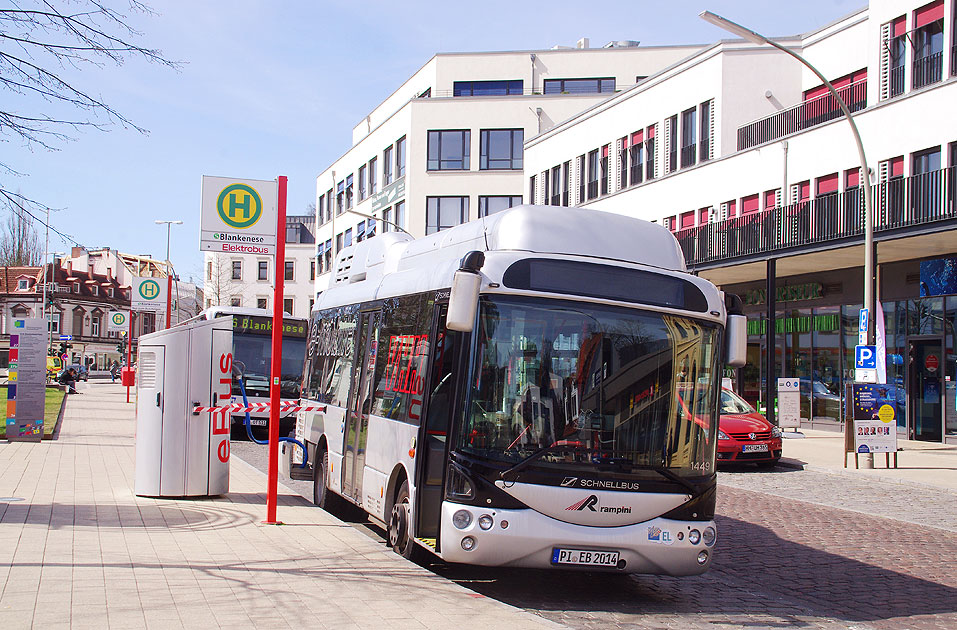 Elektromobilität: VHH Rampini Elektro Bus vor dem Bahnhof Blankenese - Bergziege Blankenese