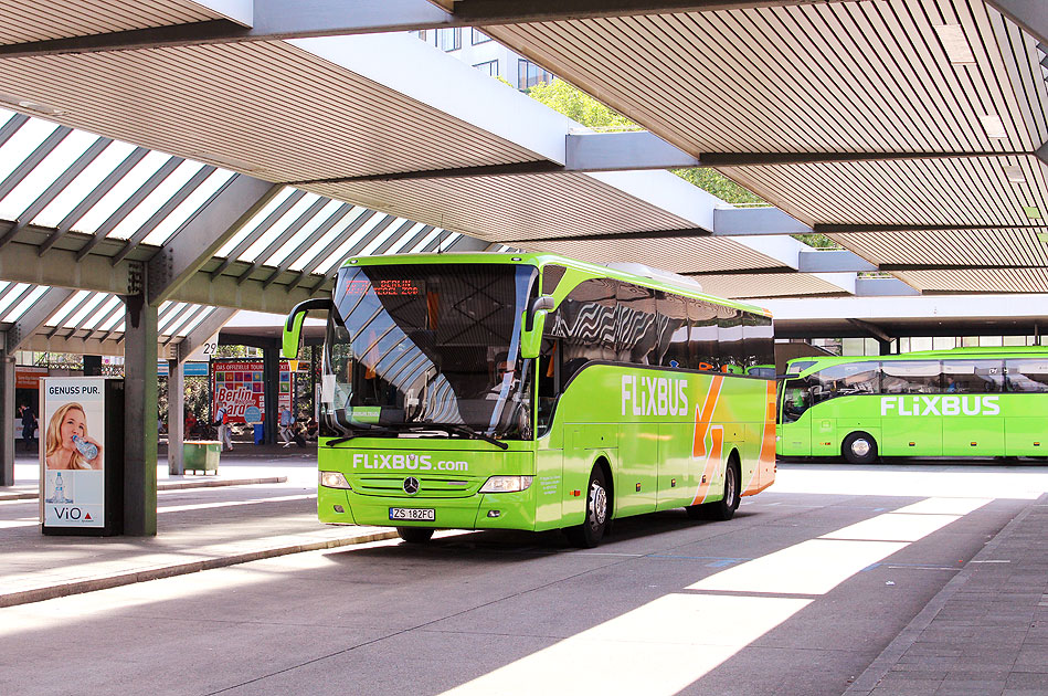Ein Flixbus in Berlin auf dem ZOB der Verbindung von Berlin nach Stettin - Fernbus