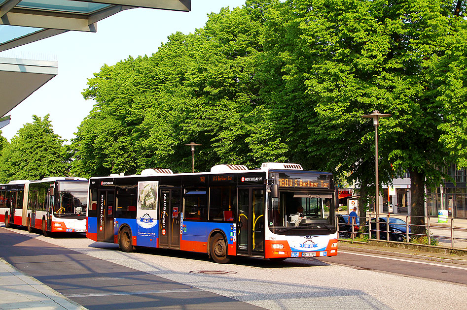 Die Mobilitätswende in Hamburg: Ein Hochbahn-Bus auf dem ZOB von der U-Bahn-Haltestelle Wandsbek Markt
