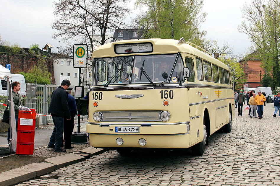 Ein Ikarus 66.62 im Zubringerverkehr zum Dampfloktreffen in Dresden