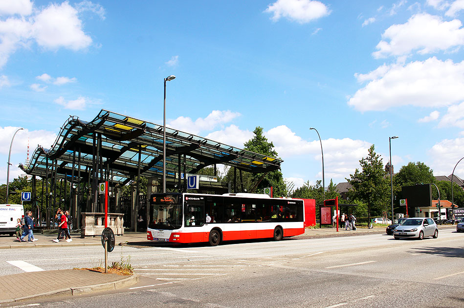 Ein MAN Bus der Hamburger Hochbahn an der Haltestelle U-Bahn St. Pauli