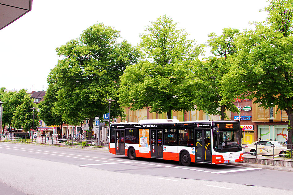 Ein Hochbahn Bus auf dem Busbahnhof Hamburg Wandsbek Markt