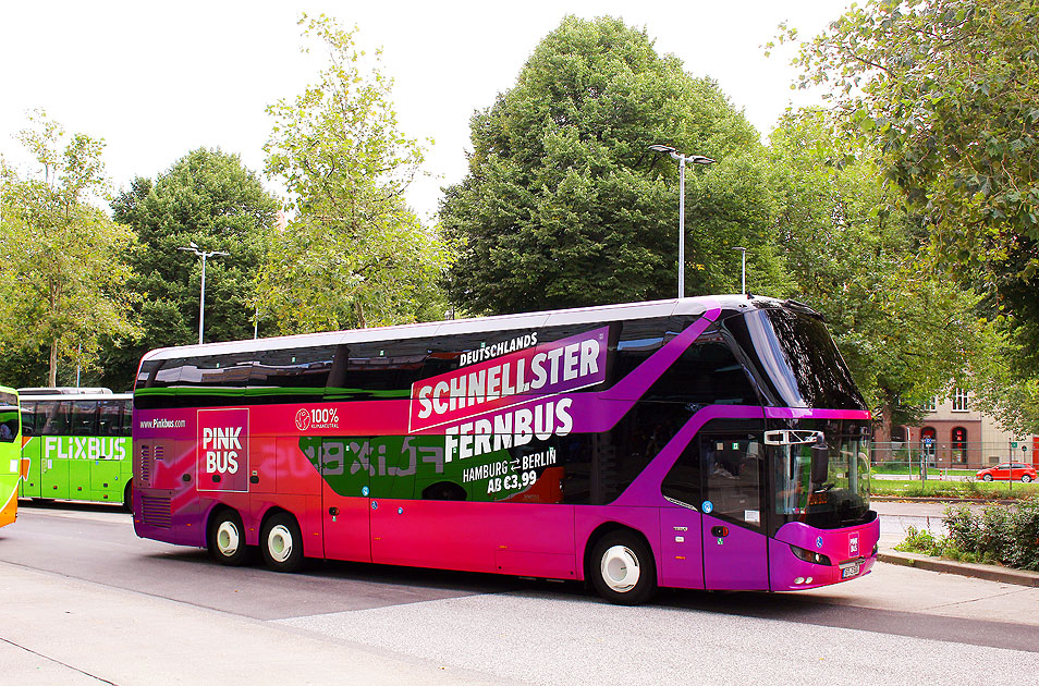 Ein Pinkbus auf dem ZOB in Hamburg - ein NeoplanN1222/3