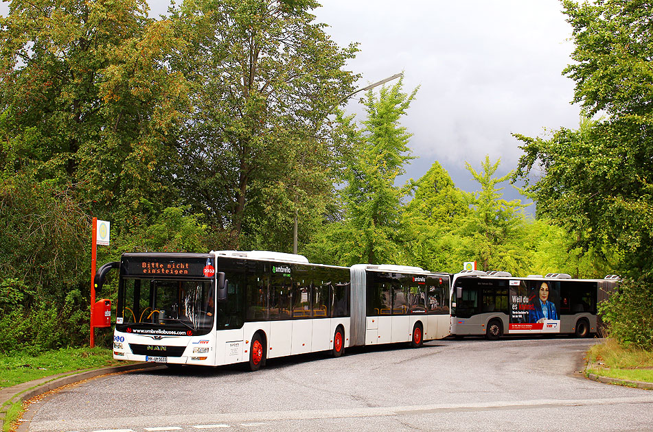 Ein Umbrella Bus der im Auftrag bei der VHH fährt an der Haltestelle Bahnhof Klein Flottbek