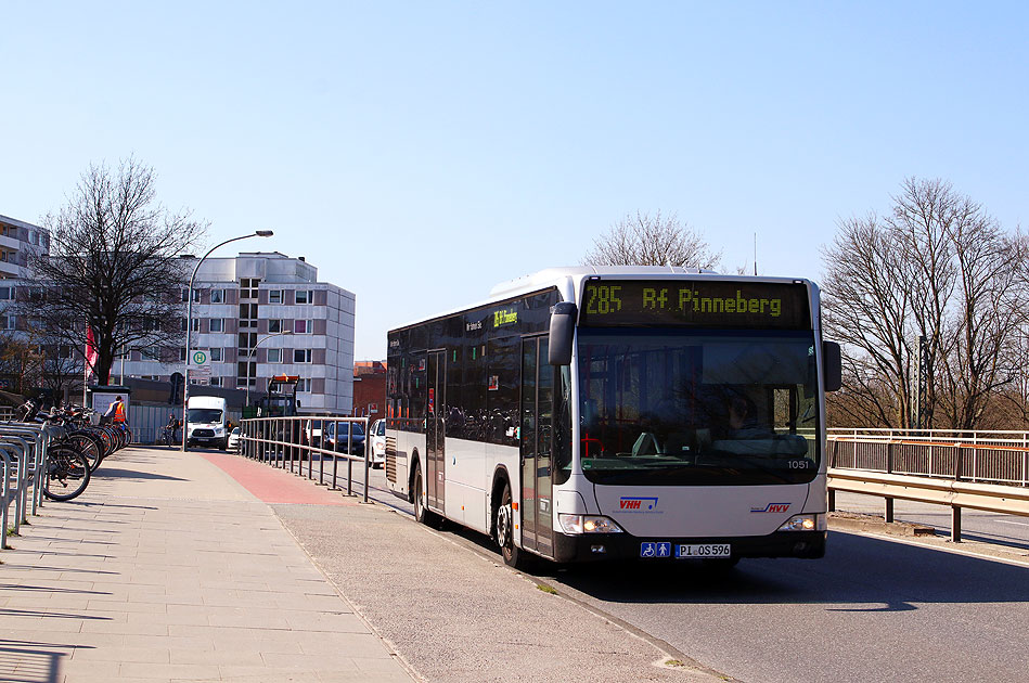 Ein VHH Bus am Bahnhof Thesdorf