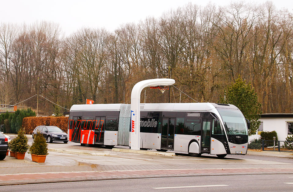 Elektromobilität in Hamburg: Der VHH Elektrobus von Van Hool in Hambrug in der Kehre Stadionstraße