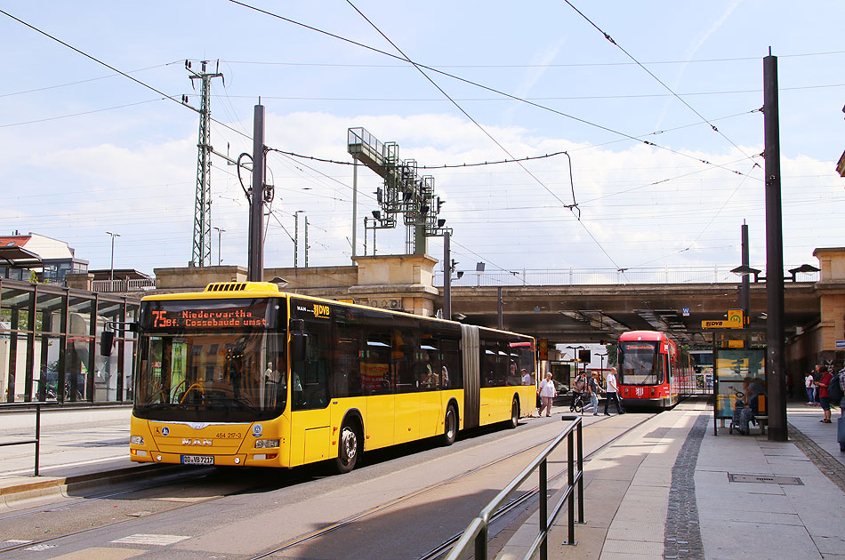 Ein DVB Bus an der Haltestelle Bahnhof Mitte in Dresden - vormals Wettiner Straße