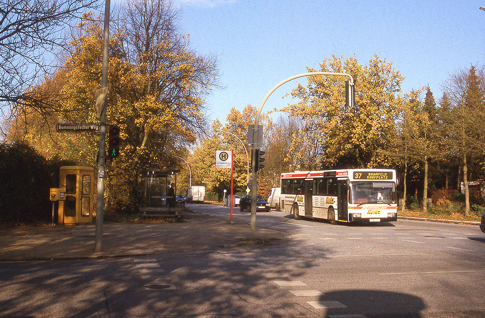 Die Bushaltestelle Hemmingstedter Weg mit einem Schnellbus der Linie 37