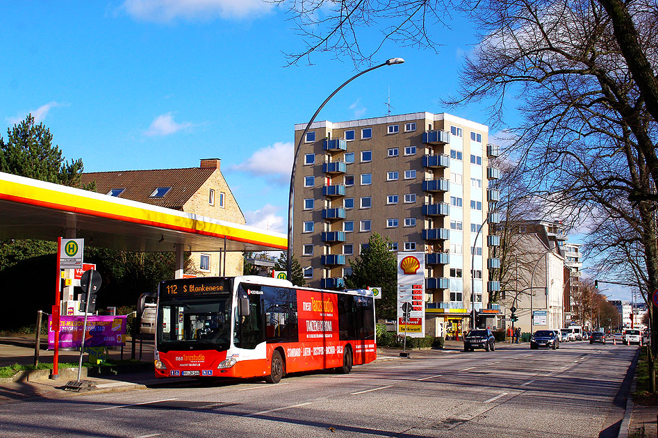 Ein Hochbahn Bus der Linie 112 an der Haltestelle S-Bahn Königstraße
