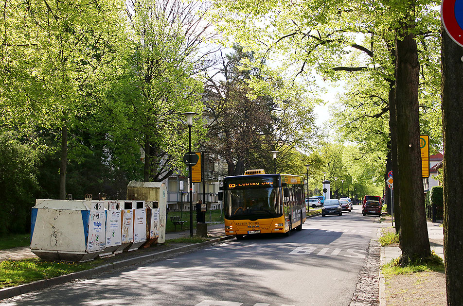 Die Bushaltestelle Kurzer Schritt in der Hepkestraße in Dresden-Gruna