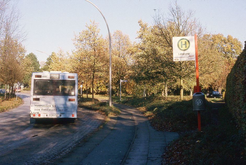 Die Bushaltestelle Langkamp in Hamburg mit einem Bus der PVG