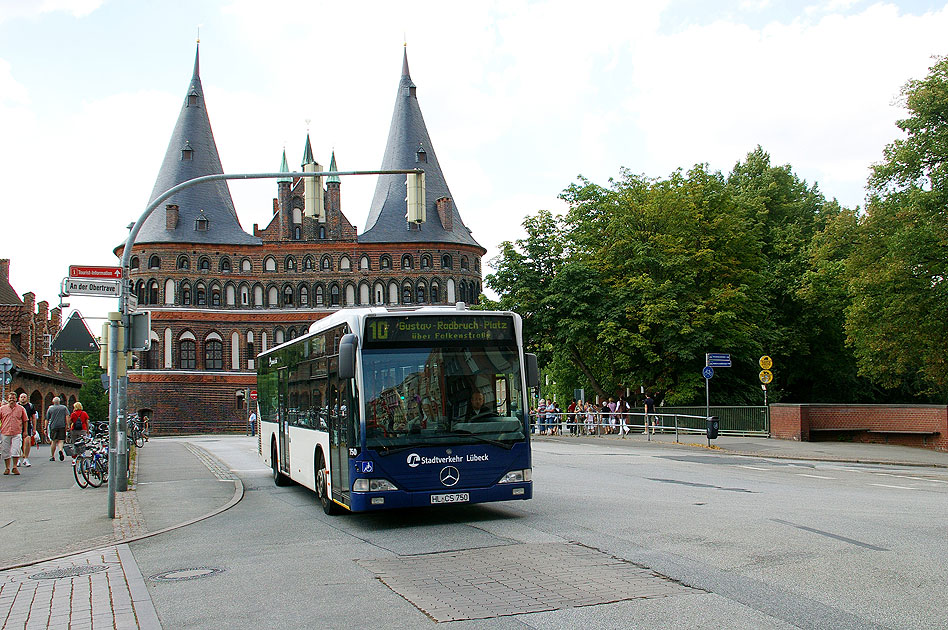 Ein Bus vom Stadtverkehr Lübeck vor dem Holstentor