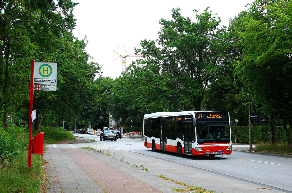 Ein Schnellbus an der Bushaltestelle Hemmingstedter Weg