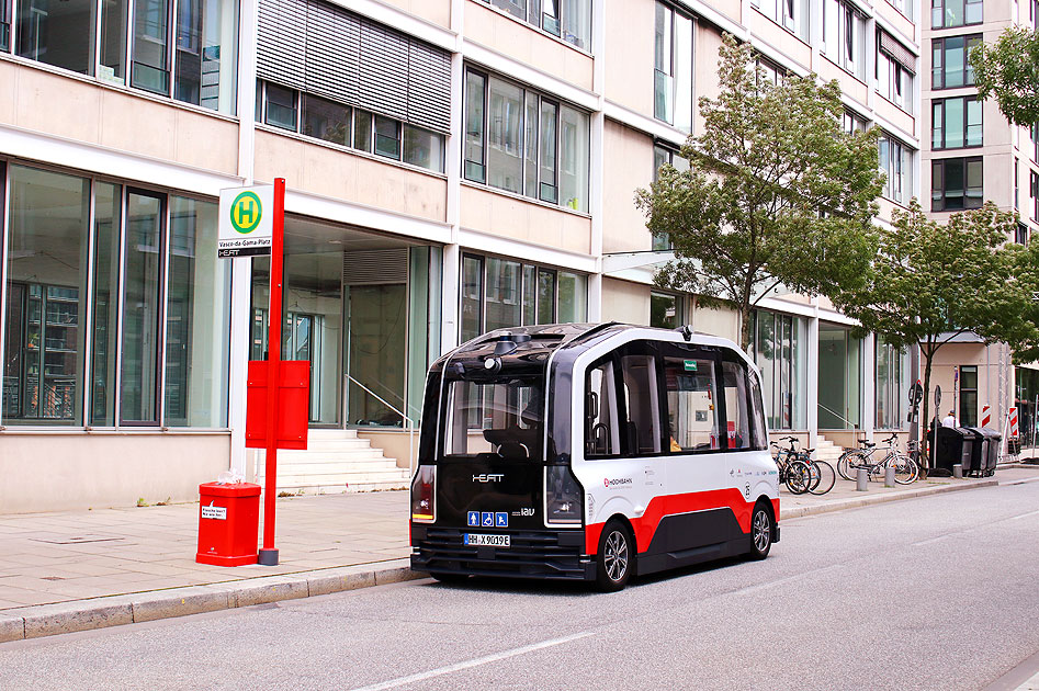 Der autonome HEAT Bus in der Hafencity an der Haltestelle Vasco-da-Gama-Platz