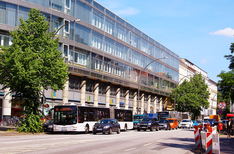 Das modernste Bussystem Europas, Busbeschleunigung, Angebotsoffensive und Mobilätswende in Hamburg: Zwei Busse im Stau