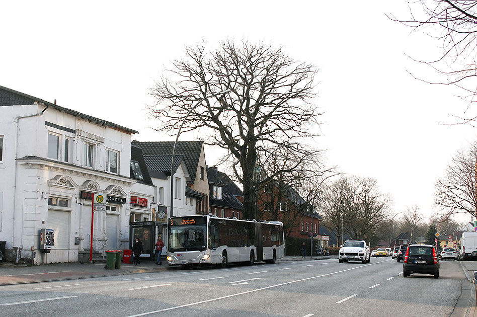 Ein VHH Bus an der Haltestelle Eckhoffplatz (Lurup Center)
