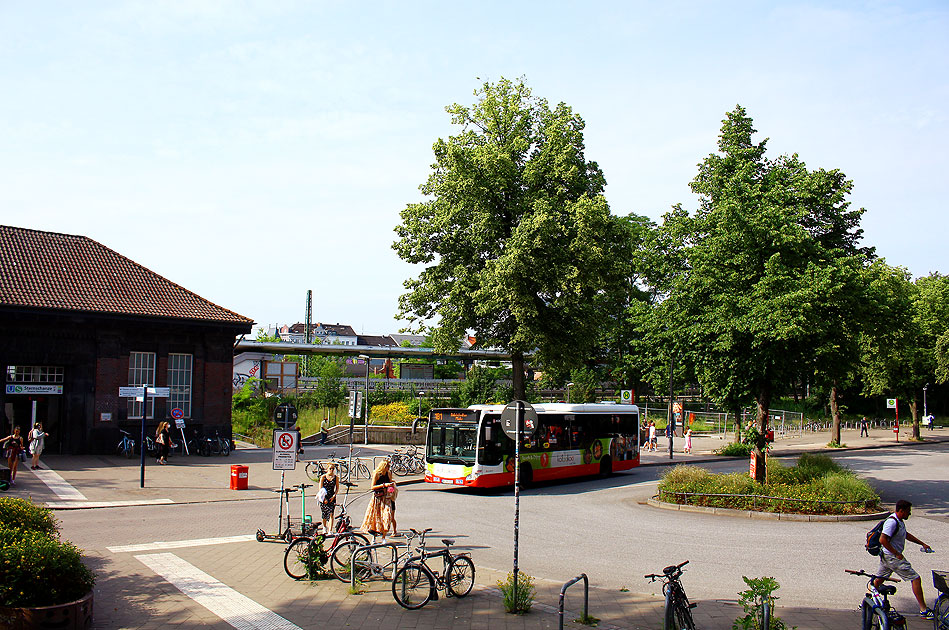 Ein Hochbahn Bus am Bahnhof Sternschanze