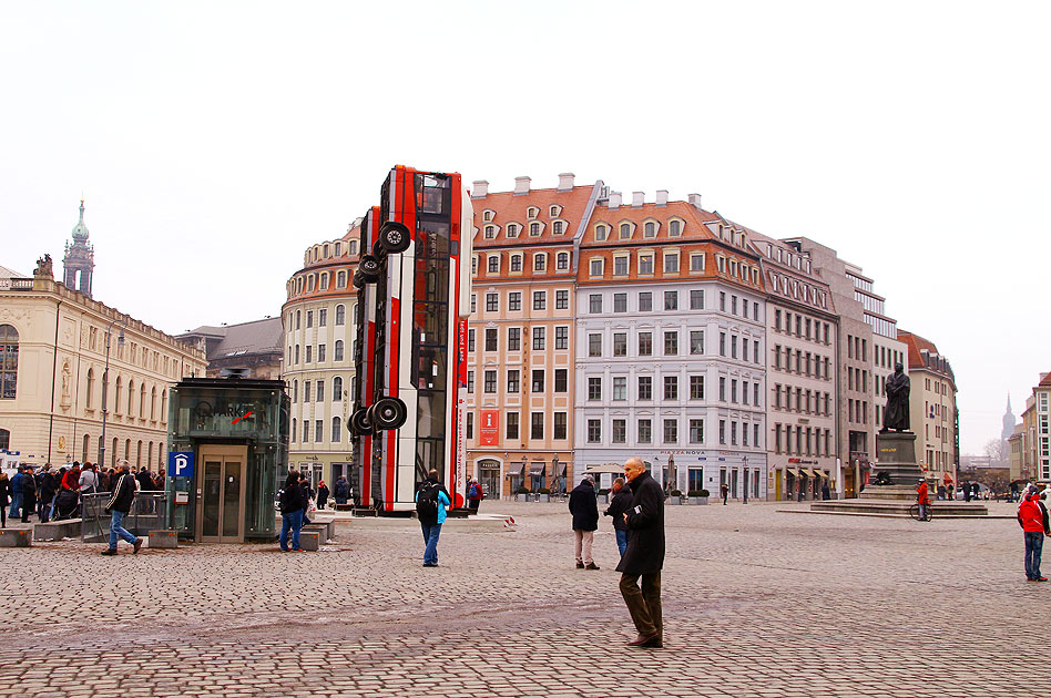 Busse vor der Dresdener Frauenkirche auf dem Neumarkt
