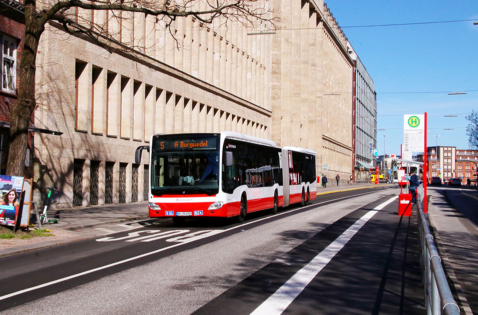 Ein Hochbahn Bus an der Haltestelle Jacobikirchhof in Hamburg