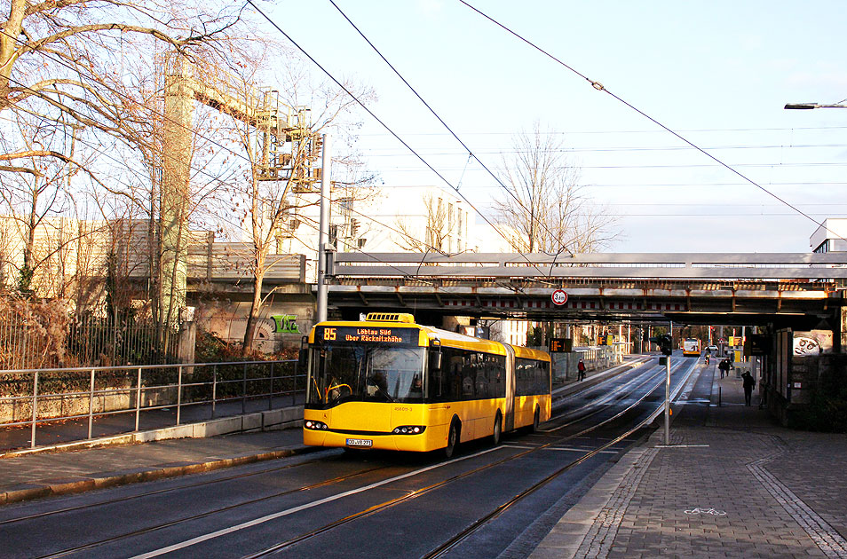 Ein Solaris Gelenkbus auf der Buslinie 85 in Dresden am Haltepunkt Strehlen