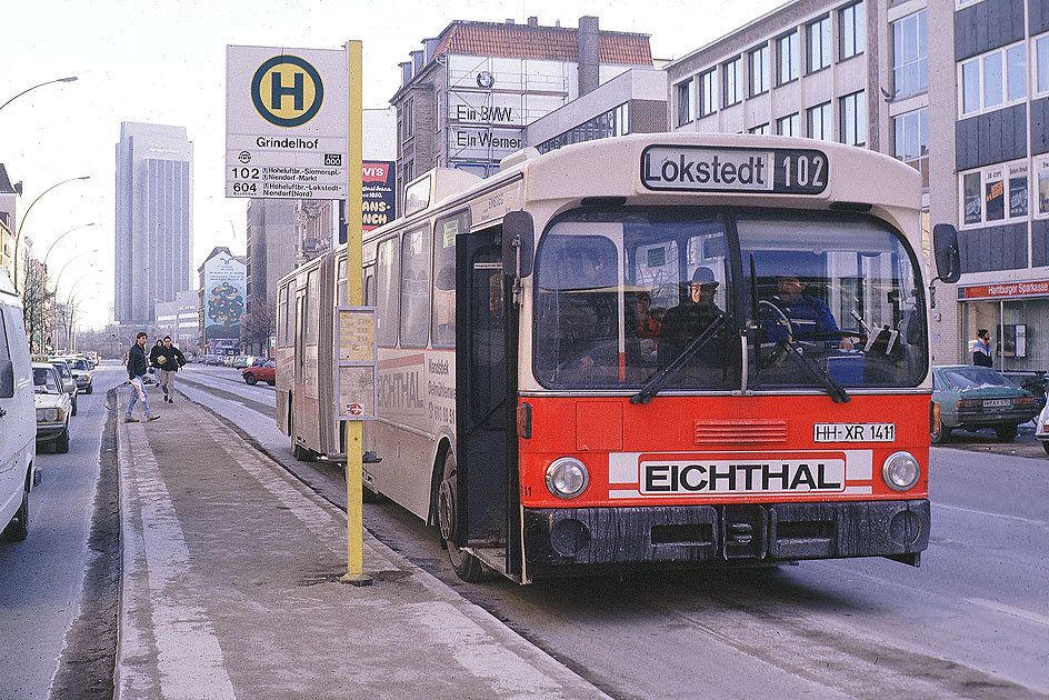 Ein Hochbahn-Bus an der Haltestelle Grindelhof in Hamburg