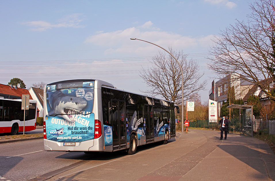 Ein VHH Bus an der Haltestelle Kressenweg in Hamburg-Lurup
