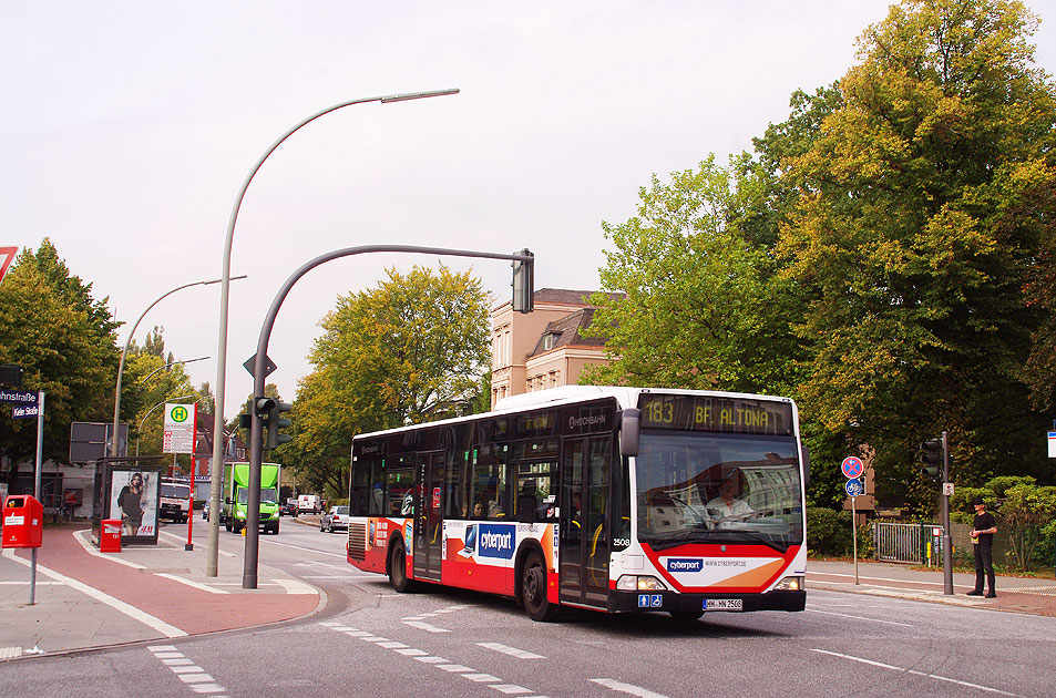Ein Hochbahn Bus an der Haltestelle Reichsbahnstraße in Hamburg-Eidelstedt