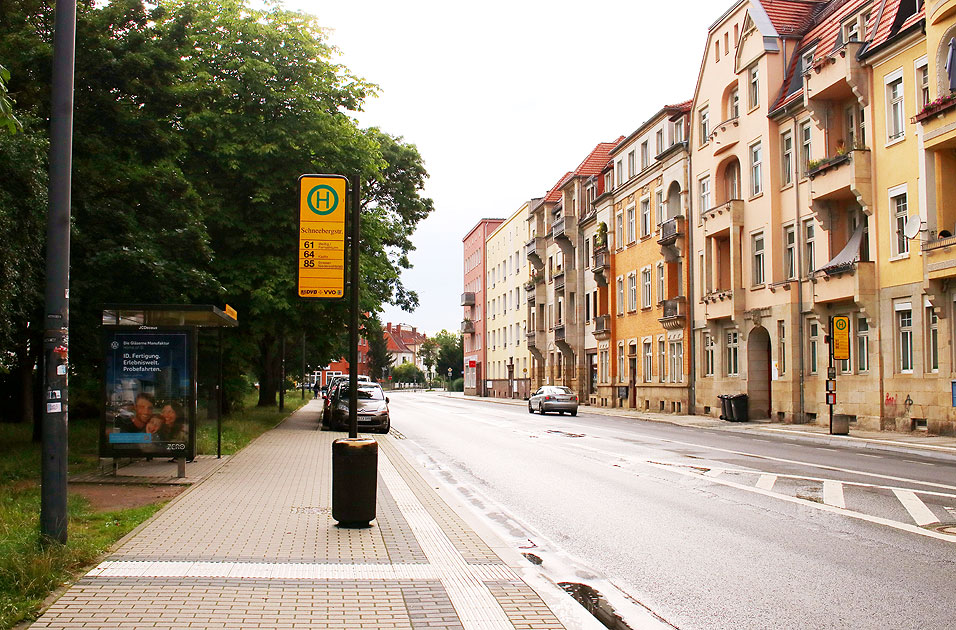Die Bushaltestelle Schneebergstraße der DVB in Dresden