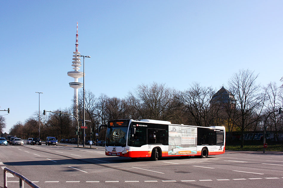 Ein Hochbahn Bus an der Haltestelle U-Bahn Schlump
