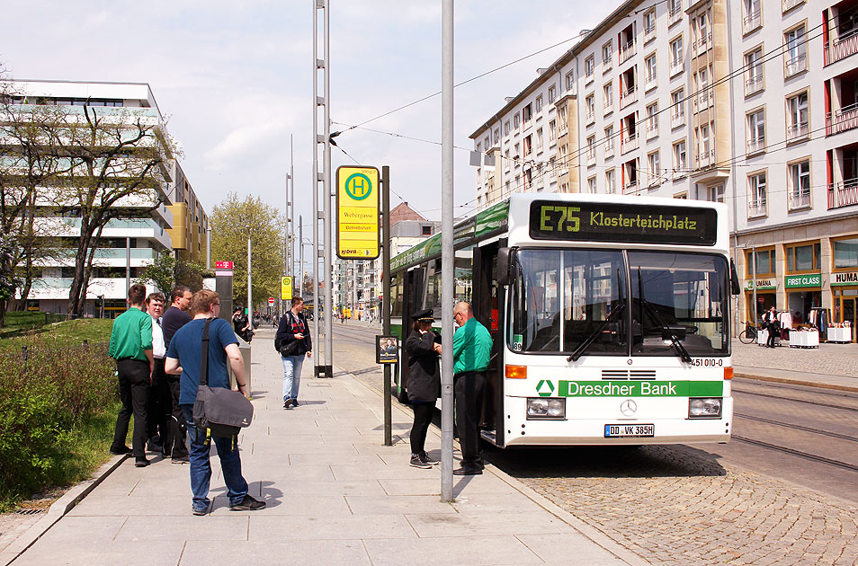 Ein Museumsbus in Dresden an der Haltestelle Webergasse