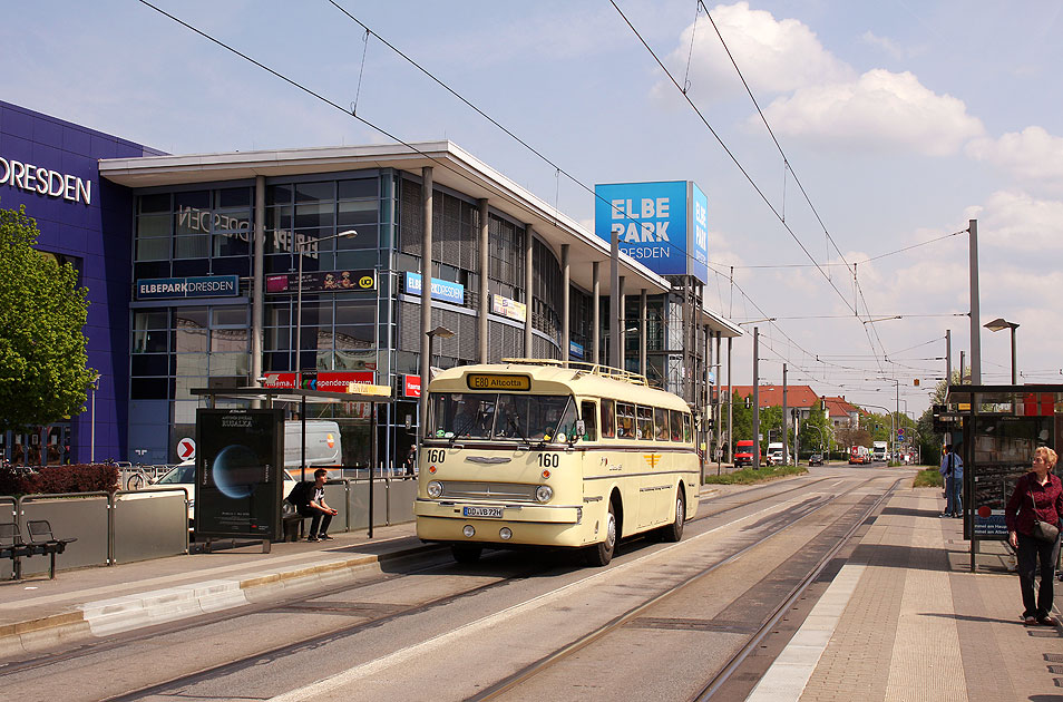 Ein Museumsbus in Dresden an der Haltestelle Elbe-Park