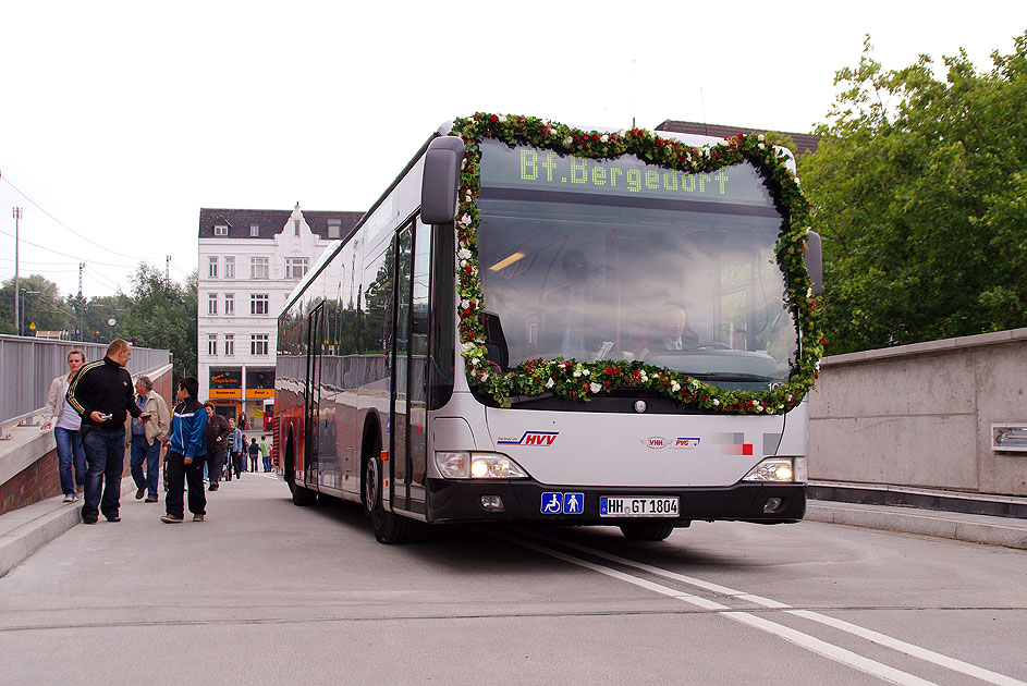 Der Eröffnungsbus der VHH vom ZOB in Hamburg-Bergedorf