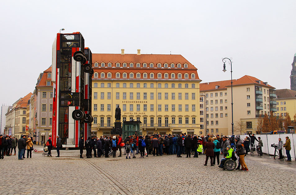 Busse als Kunstwerk in Dresden vor der Frauenkirche