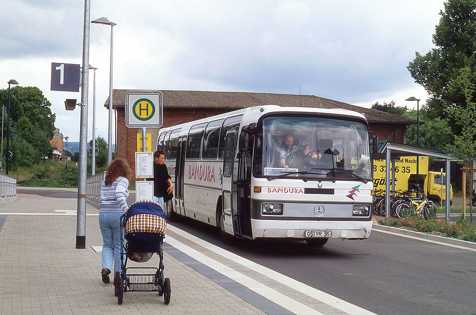Ein Mercedes O 303 von Bandura am Bahnhof Bodenburg