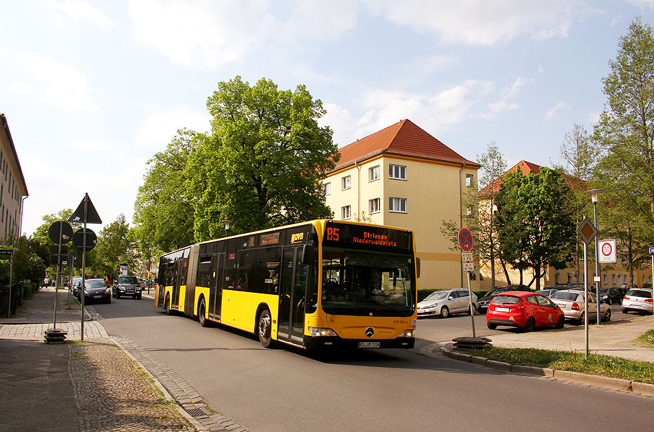 Ein DVB Bus in der Hepkestraße in Dresden-Gruna