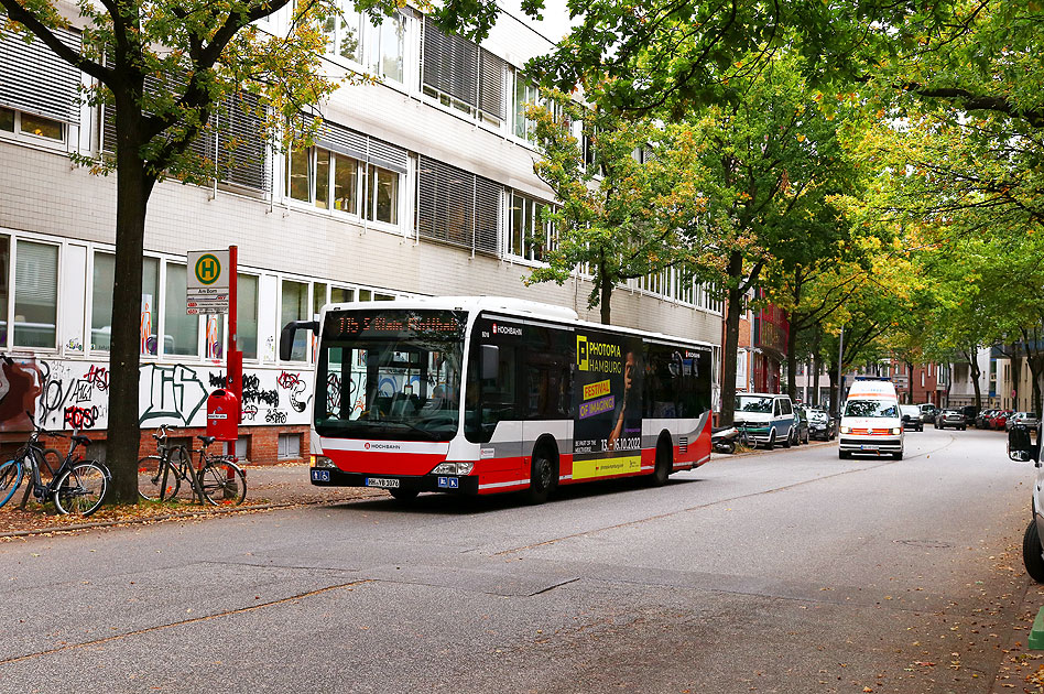 Ein Hochbahn-Bus an der Haltestelle Am Born in Hamburg-Ottensen