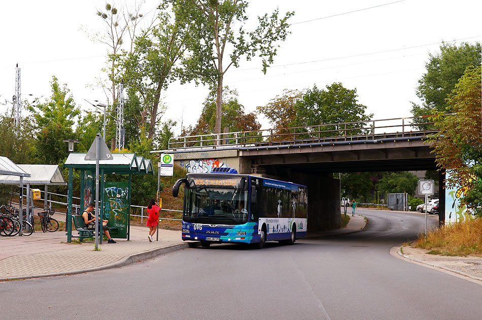 Ein Bus der OVG an der Haltestelle S-Bahn Mühlenbeck-Mönchmühle