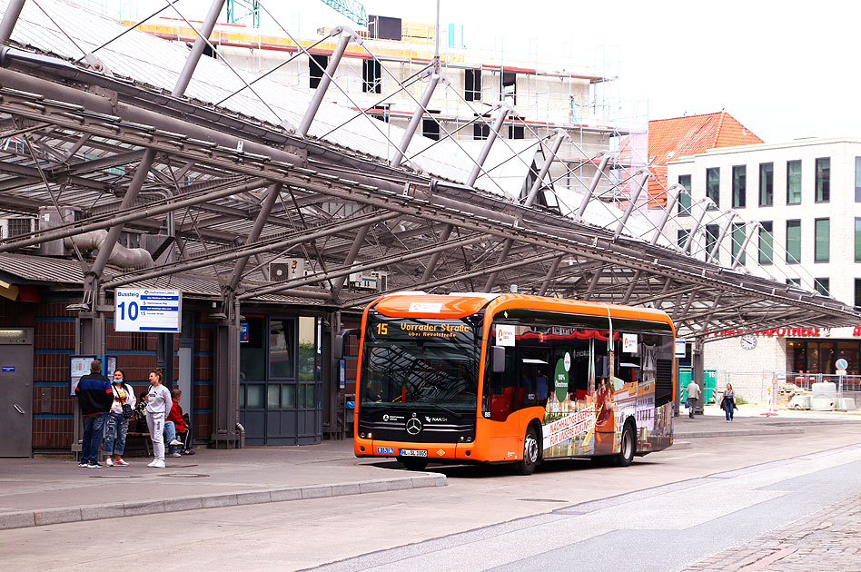 Ein Elektrobus vom Stadtverkehr Lübeck ein Ecitaro