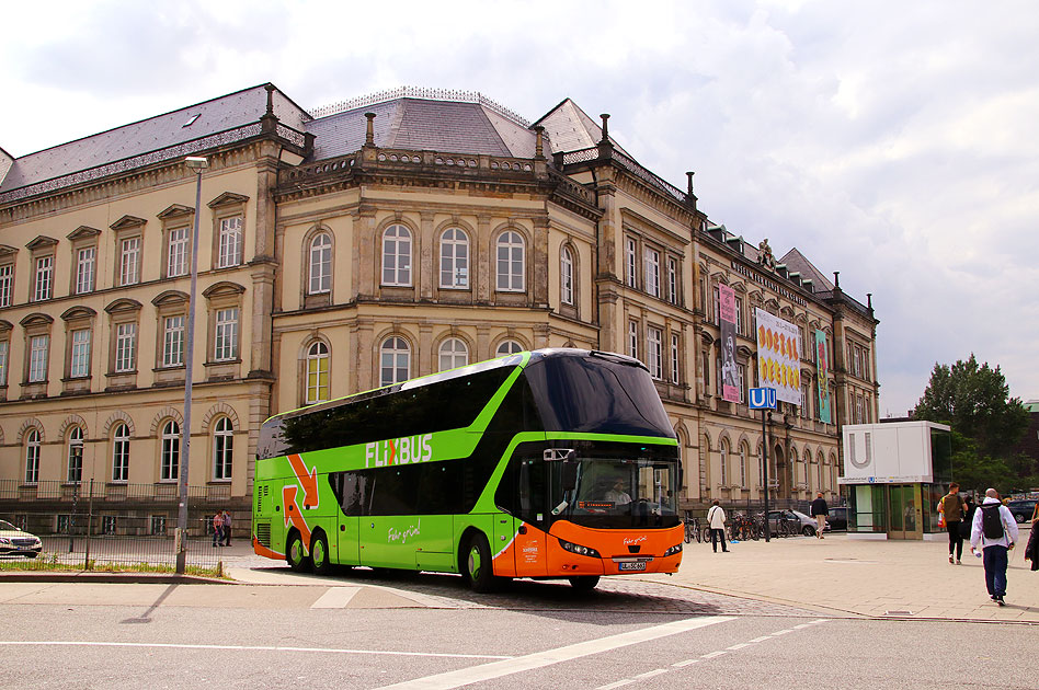 Ein Flixbus am ZOB in Hamburg auf der Fahrt nach Flensburg