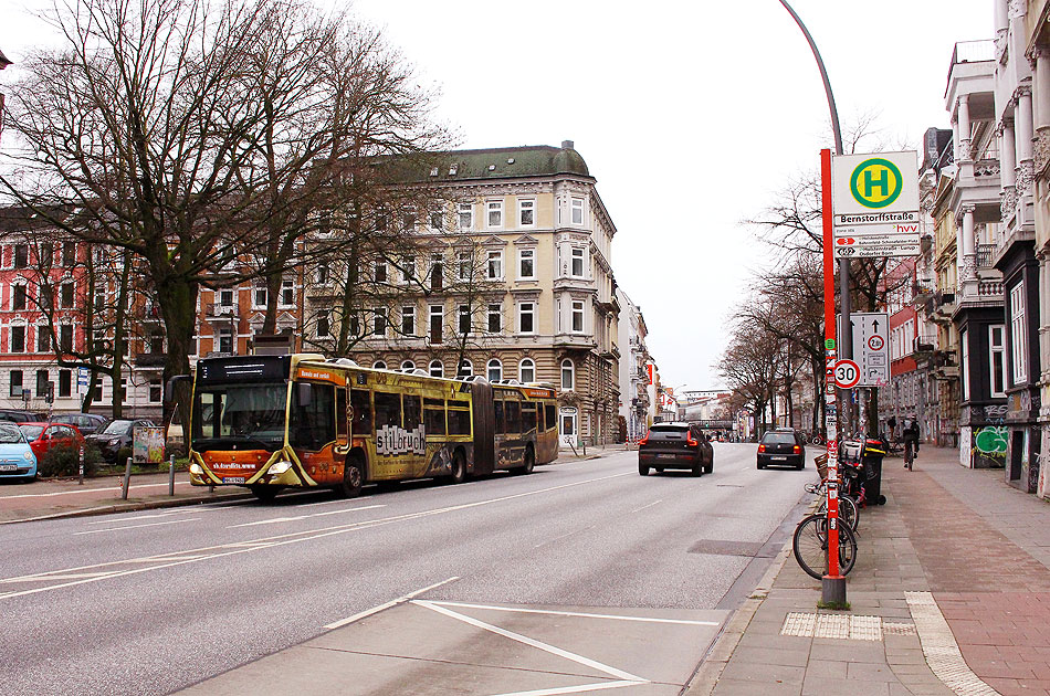 Ein VHH Bus im Schanzenviertel an der Haltestelle Bernstorffstraße in Hamburg