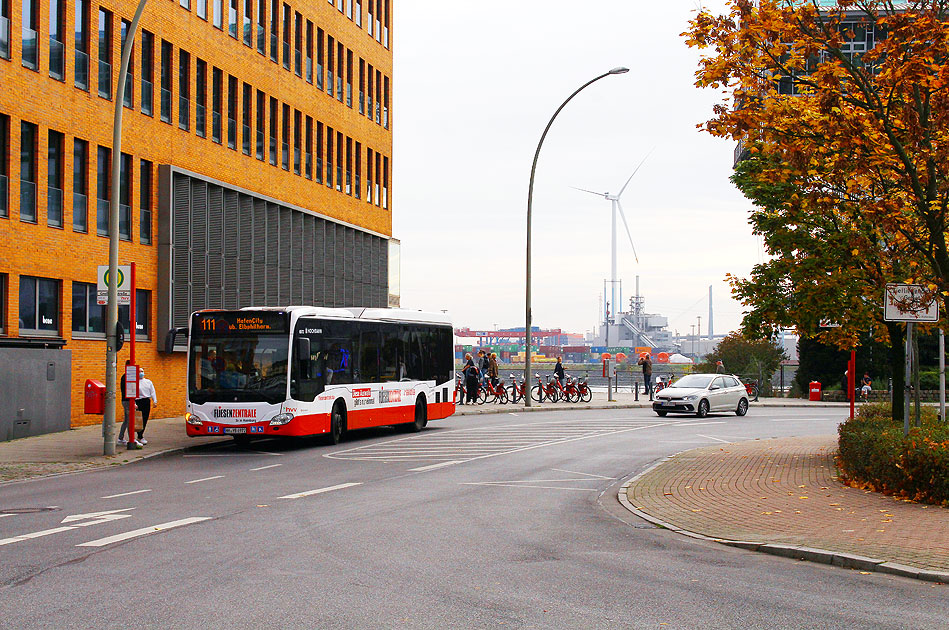 Ein Hochbahn Bus an der Haltestelle Große Elbstraße