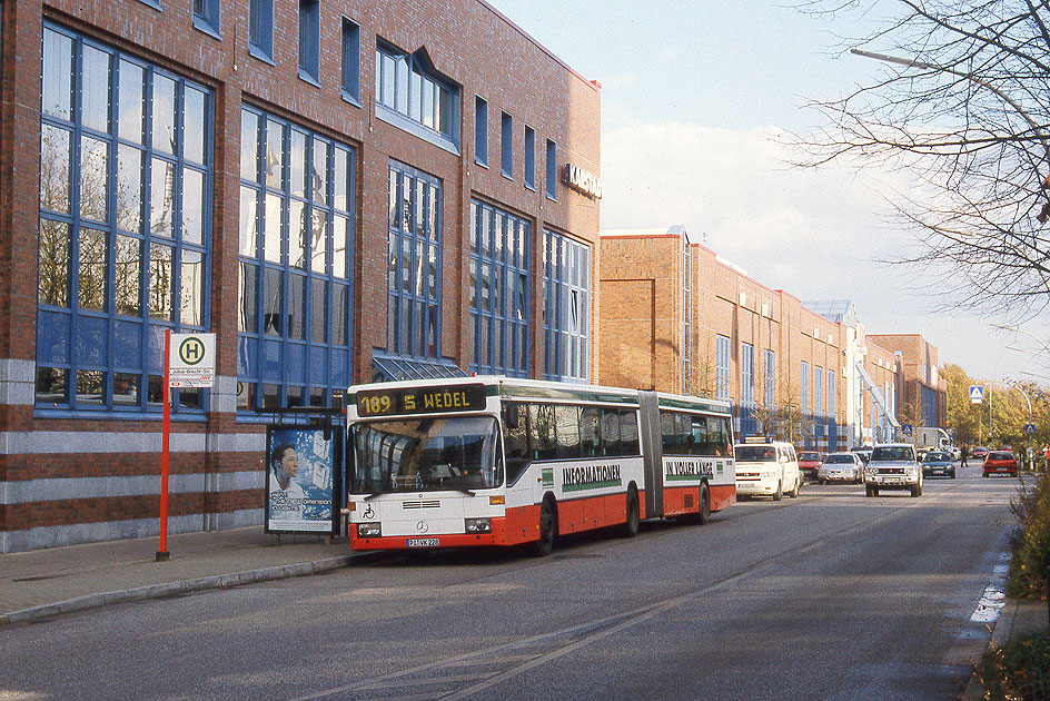 Ein KViP Bus an der Haltestelle Julius-Brecht-Straße in Hamburg-Osdorf