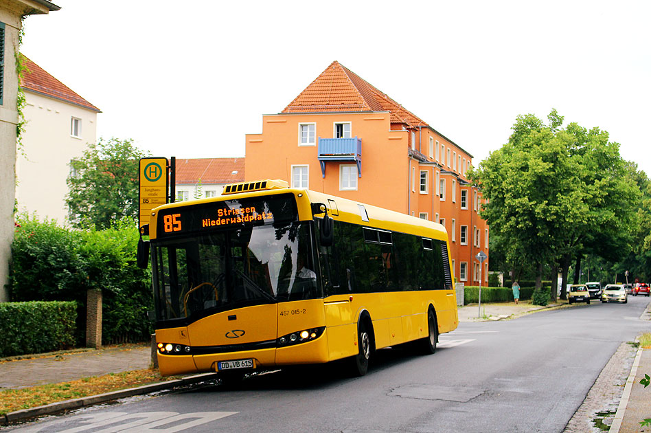 Ein DVB Bus an der Haltestelle Junghansstraße in Dresden-Gruna