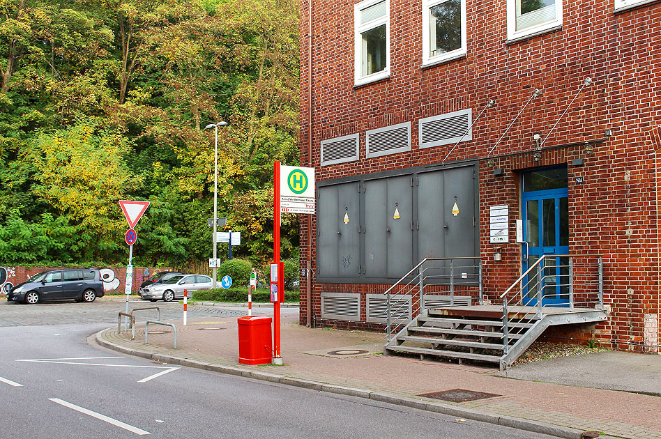Die Bushaltestelle Kreuzfahrtterminal Altona in Hamburg und in Fahrtrichtung Bahnhof Altona