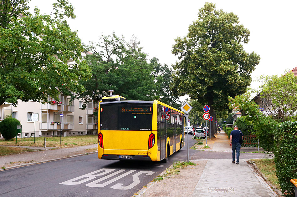 Die Bushaltestelle Kurzer Schritt in der Hepkestraße in Dresden